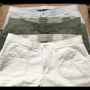 3 pairs of Gloria Vanderbilt crop pants. Size 8P